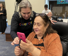 Com palestra sobre golpes virtuais, Celepar promove nova edição do curso de smartphone para idosos